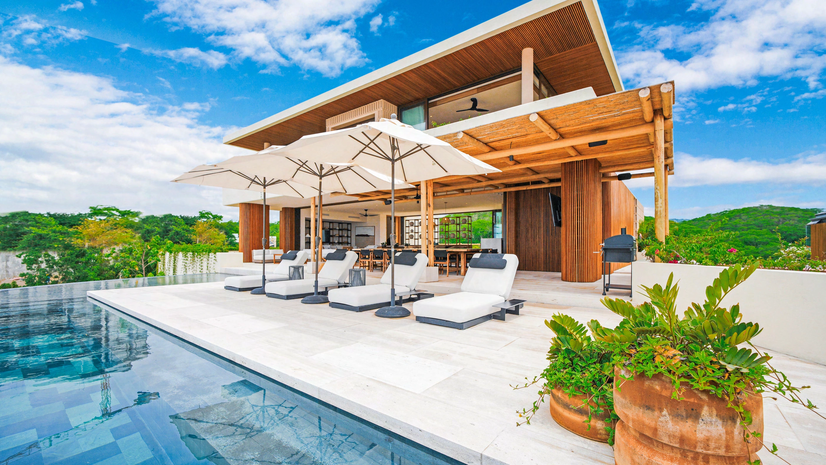 Casa Orquídea: arquitectura contemporánea junto a la alberca