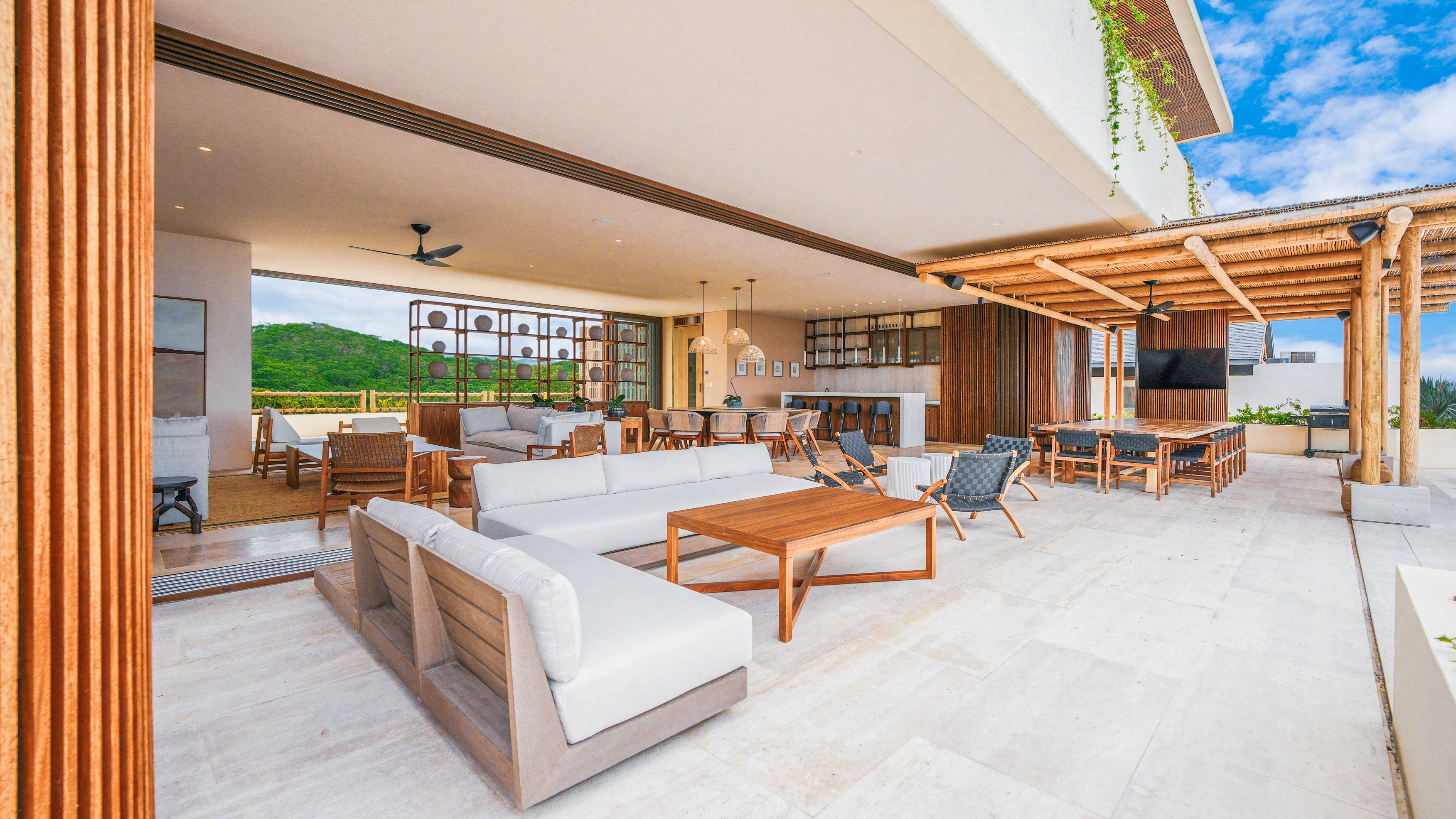 Sala y terraza abiertas al paisaje de Casa Orquídea